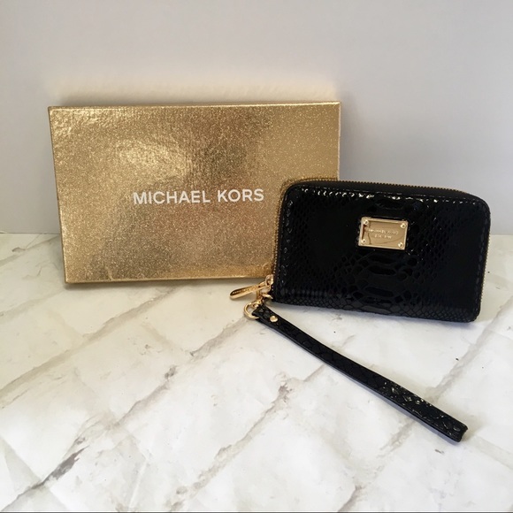 Michael Kors Handbags - Michael Kors Leather Wristlet w/Gold Accents EUC